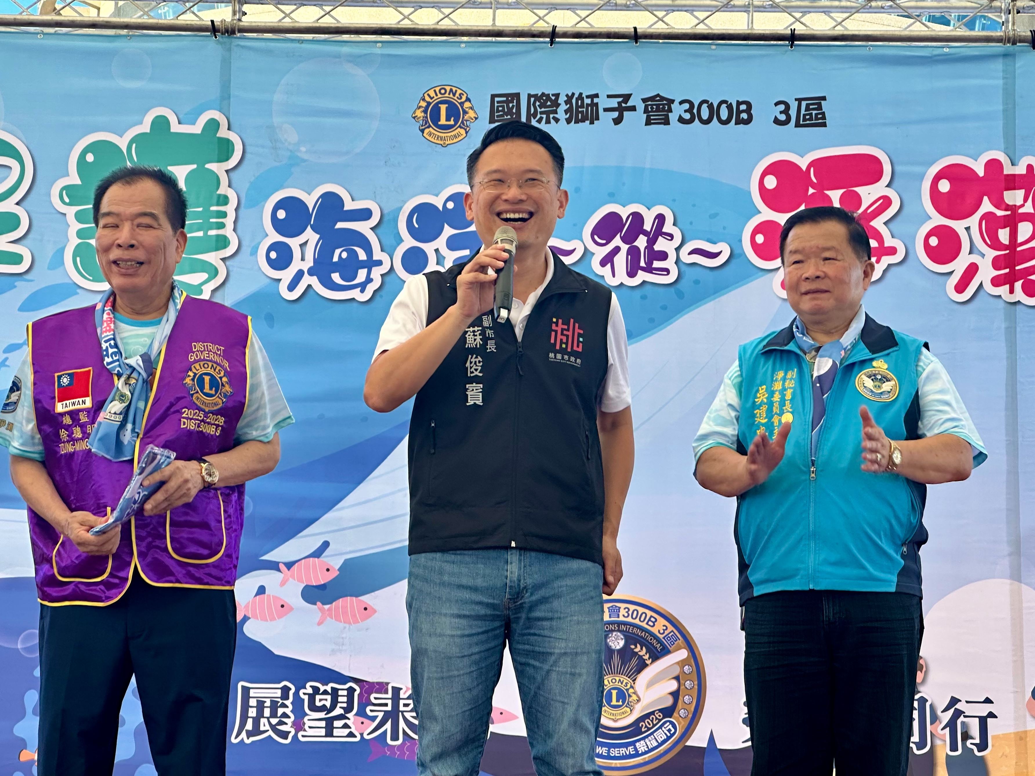 大園千人淨灘 蘇俊賓親子協力是最佳環境教育 (1).jpg